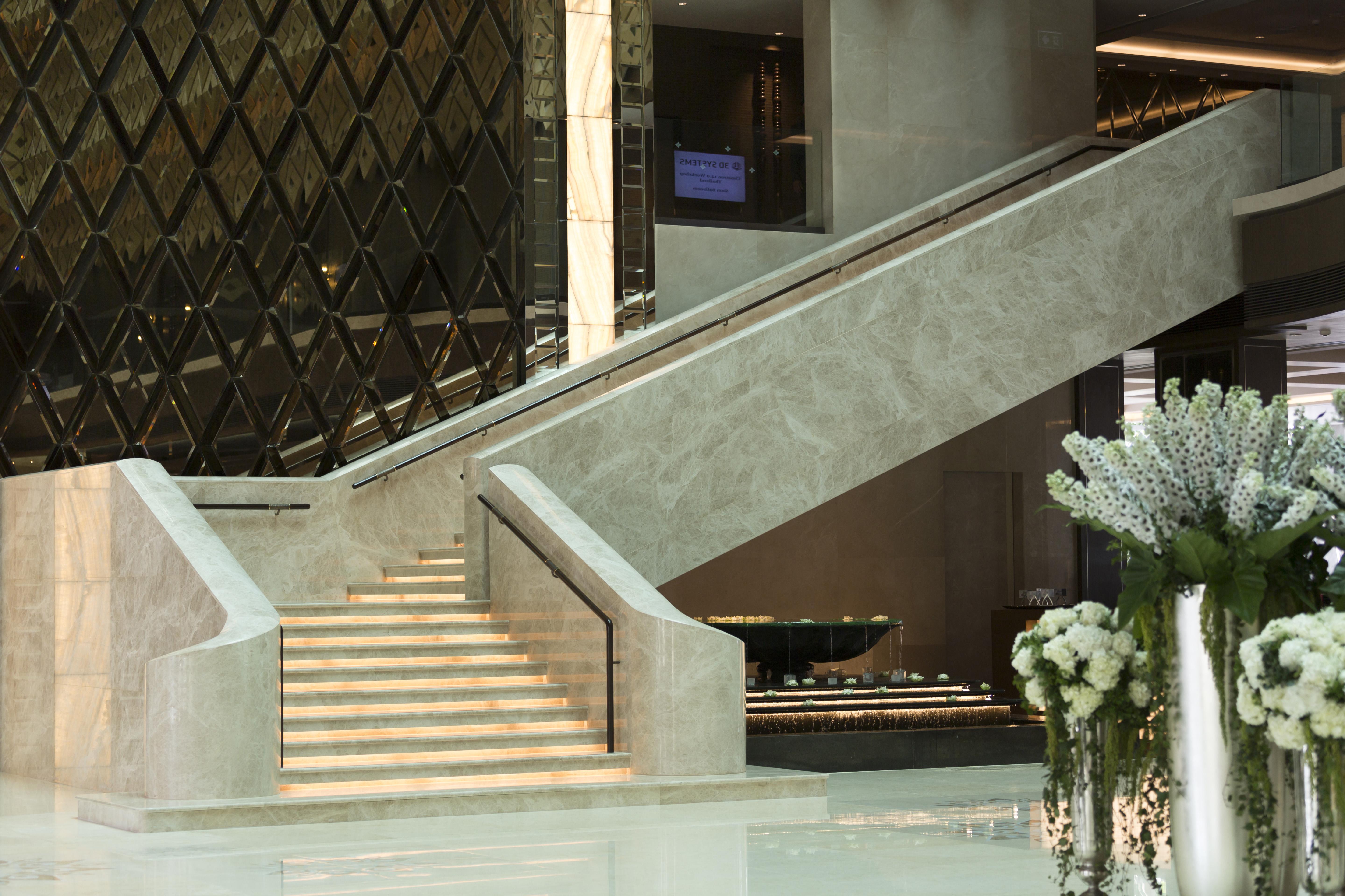 Lancaster Bangkok Hotel Екстериор снимка The staircase at the entrance of the hotel