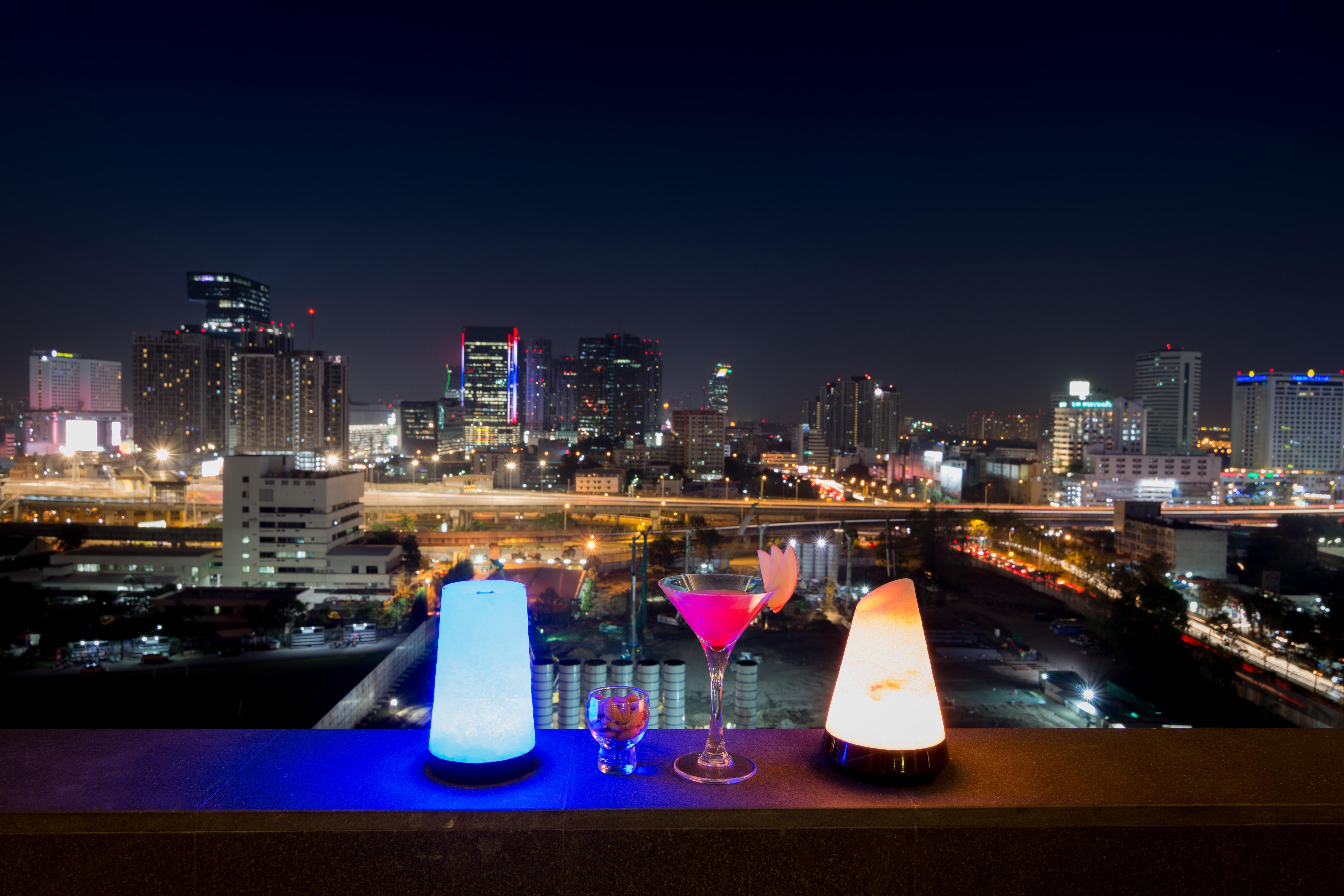Lancaster Bangkok Hotel Екстериор снимка View from the rooftop bar