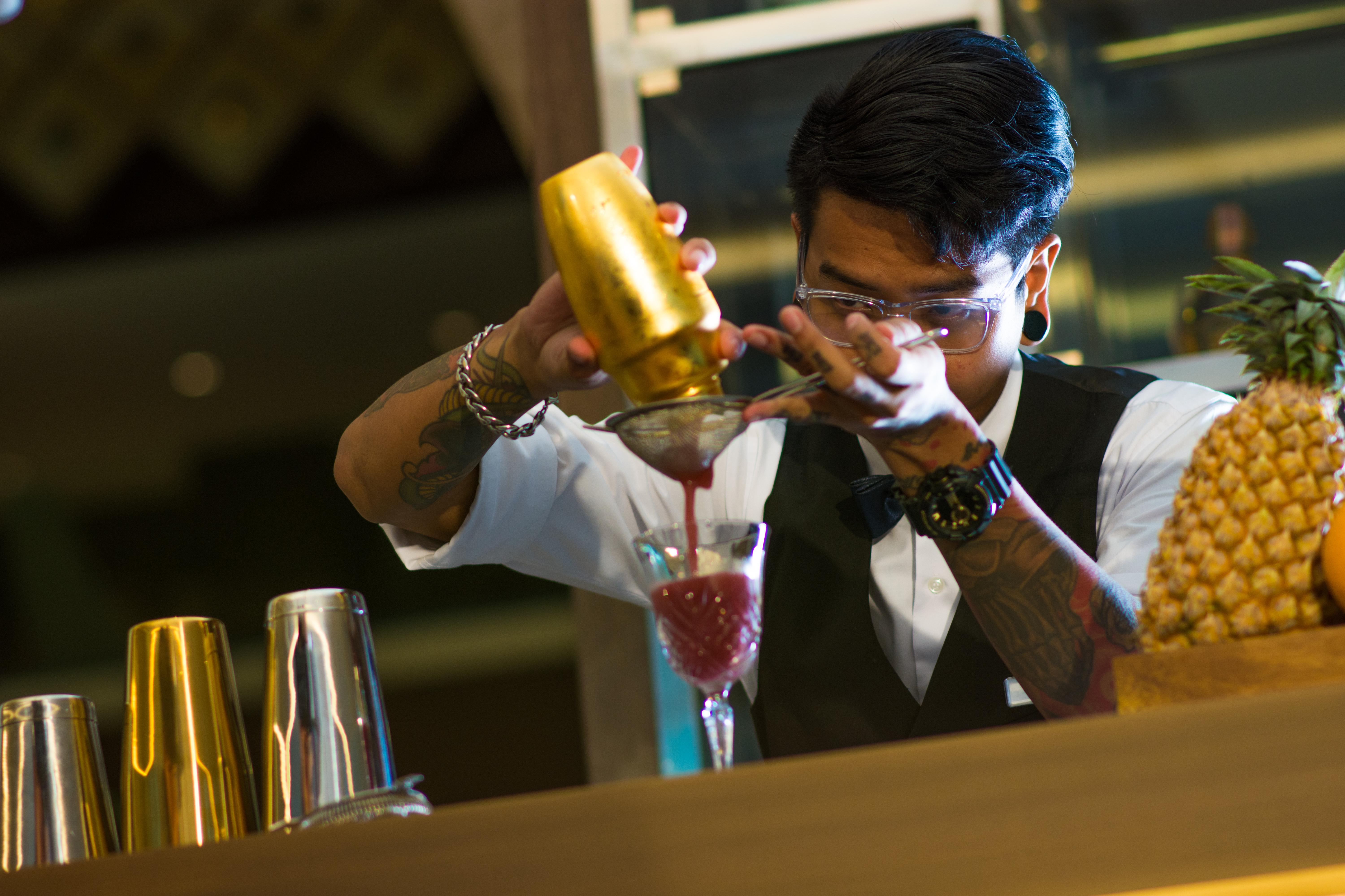 Lancaster Bangkok Hotel Екстериор снимка A bartender at work