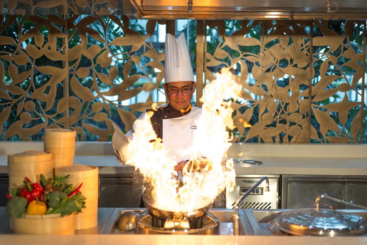 Lancaster Bangkok Hotel Екстериор снимка A chef flambées a dish