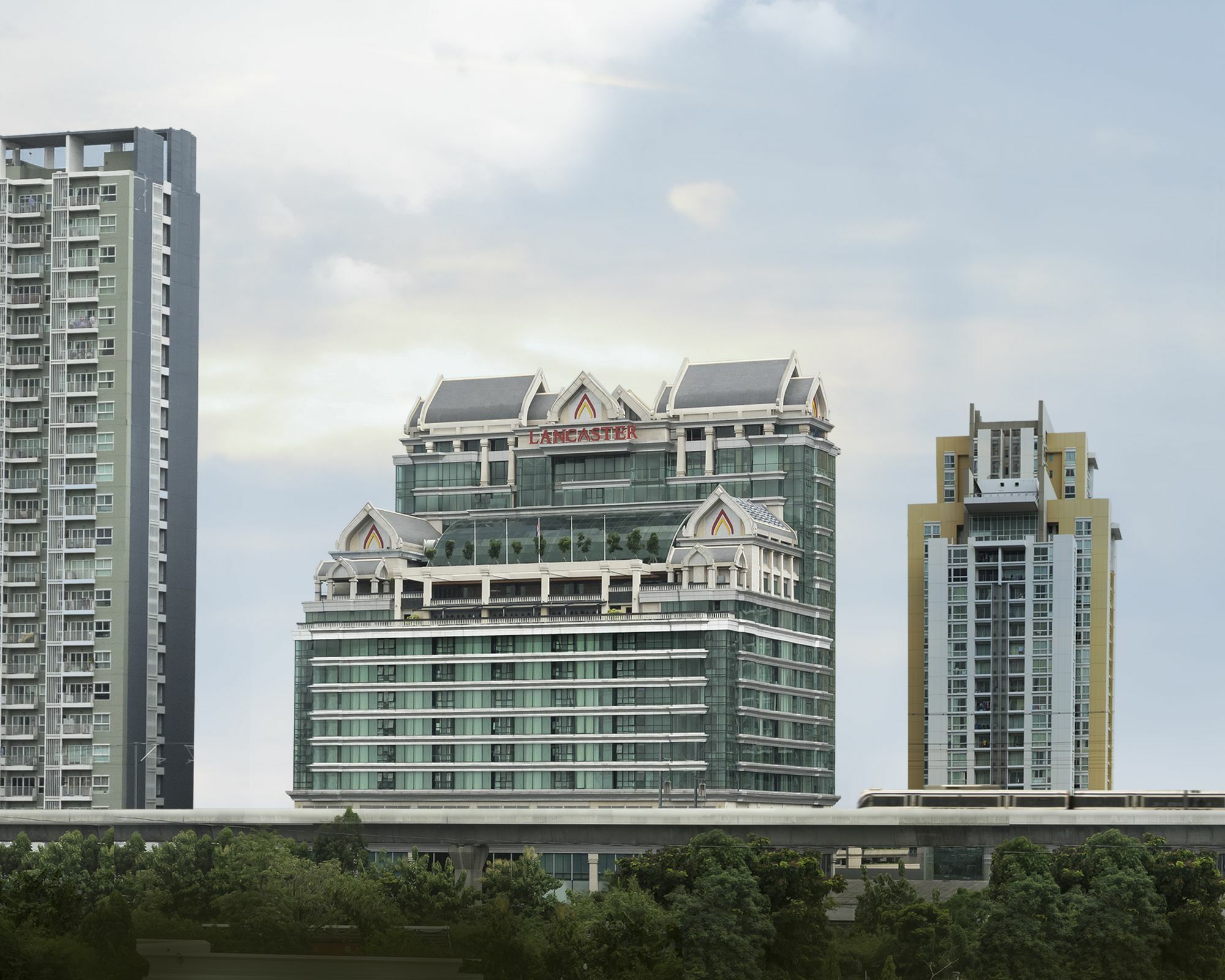 Lancaster Bangkok Hotel Екстериор снимка The hotel (centre)