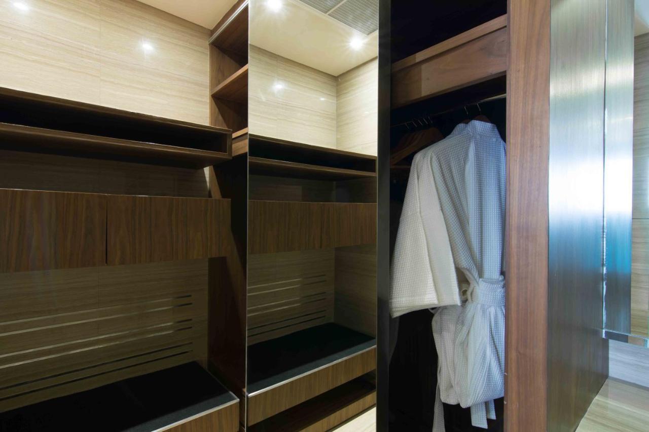 Lancaster Bangkok Hotel Екстериор снимка A bathrobe in a closet